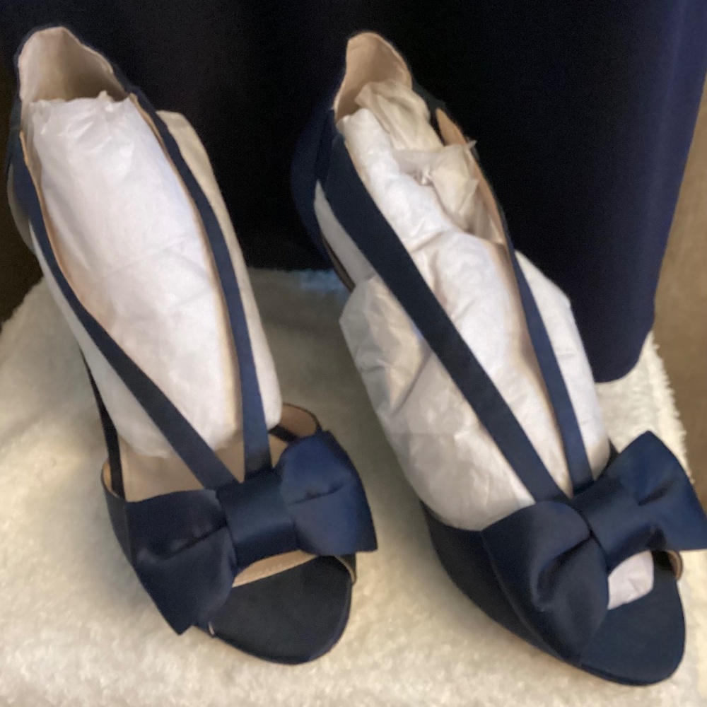 Heels with bow